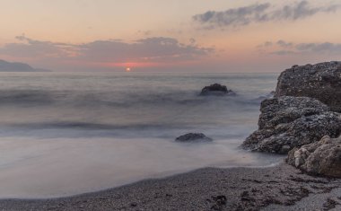 Nerja, Malaga, Andalusi, İspanya - 17 Kasım 2018: Güzel gündoğumu Burriana Beach, köy Nerja, İspanya