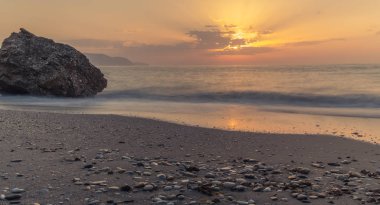 Nerja, Malaga, Andalusi, İspanya - 17 Kasım 2018: Güzel gündoğumu Burriana Beach, köy Nerja, İspanya