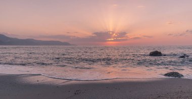 Nerja, Malaga, Andalusi, İspanya - 17 Kasım 2018: Sunrise Burriana Beach, Nerja, İspanya'nın köyü