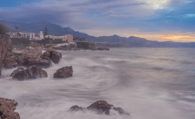 Nerja, Malaga, Andalusi, İspanya - 18 Kasım 2018: İyi bilinen Balcon de Europa Malaga, İspanya'nın kıyısındaki fırtınalı bir günde Sunrise