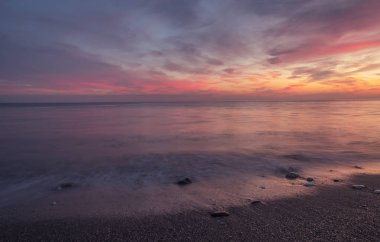 Nerja, Malaga, Andalusi, İspanya - 29 Kasım 2018: Güzel günbatımı Burriana Beach, köy Nerja, İspanya