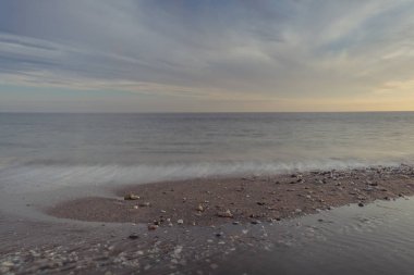 Nerja, Malaga, Andalusi, İspanya - 29 Kasım 2018: Gün batımını uzun pozlama sahilde köyü Nerja, İspanya