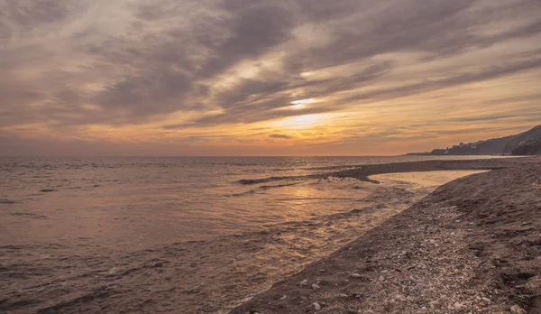 Nerja, Malaga, Andalusi, İspanya - 29 Kasım 2018: Güzel günbatımı Burriana Beach, köy Nerja, İspanya