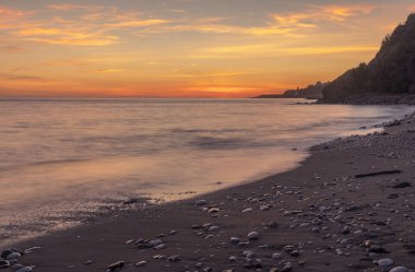Nerja, Malaga, Andalusi, İspanya - 27 Kasım 2018: Güzel günbatımı Burriana Beach, köy Nerja, İspanya
