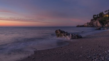 Nerja, Malaga, Andalusi, İspanya - 9 Aralık 2018: Güzel gündoğumu Burriana Beach, köy Nerja, İspanya