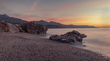 Nerja, Malaga, Andalusi, İspanya - 9 Aralık 2018: Güzel gündoğumu Burriana Beach, köy Nerja, İspanya