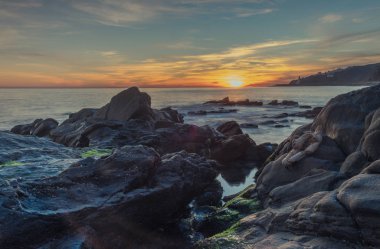 Nerja, Malaga, Andalusi, İspanya - 22 Aralık 2018: Güzel günbatımı Burriana Beach, köy Nerja, İspanya