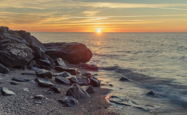 Nerja, Malaga, Andalusi, İspanya - 16 Aralık 2018: Twilight gündoğumu önünde görüntünün kaya ile sahilde