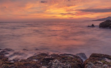 Nerja, Malaga, Andalusi, İspanya - 18 Ocak 2019: Güzel gündoğumu ile zengin bir alan üzerinde Burriana beach, köy Nerja, İspanya