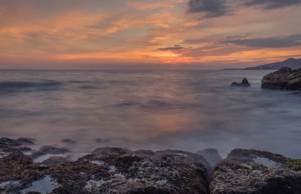 Nerja, Malaga, Andalusi, İspanya - 18 Ocak 2019: Güzel gündoğumu ile zengin bir alan üzerinde Burriana beach, köy Nerja, İspanya
