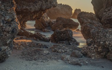 Nerja, Malaga, Andalusi, İspanya - 26 Ocak 2019: Sunrise cliff kayalar Nerja'da Köyü Güney İspanya arasında