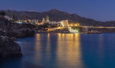 Nerja, Malaga, Andalusi, İspanya - 21 Ocak 2019: Gece boyunca kıyı kasaba Nerja, Güney İspanya başında Moon