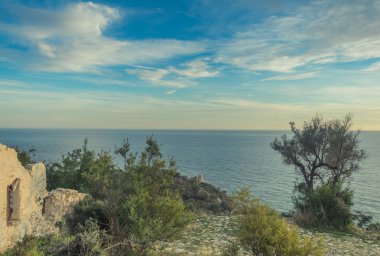 Motril, Granada, Andalusi, İspanya - 10 Şubat 2019: Günbatımı bir evde bir gözetleme kulesi mesafe ile kast önünde İspanya güney kıyısında Harabeleri