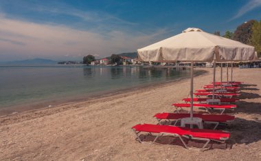 Kırmızı şezlonglar