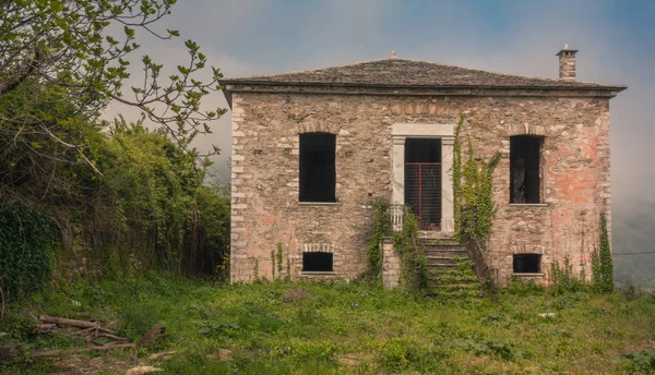 Casa abandonada cubierta de hiedra — Foto de Stock