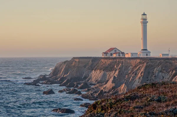 Farol na costa de Mendocino em um pôr do sol — Fotografia de Stock