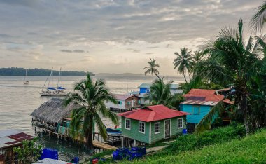 Bastimentos adasında yüzen evler