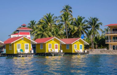 Denizde üç sarı ev