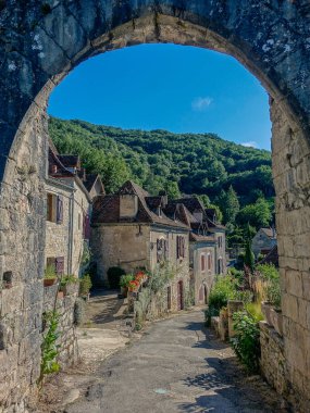 Bir kemer vasıtasıyla Ortaçağ köyü