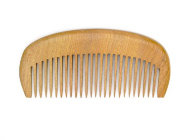 Beyaz arkaplanda ahşap tarak