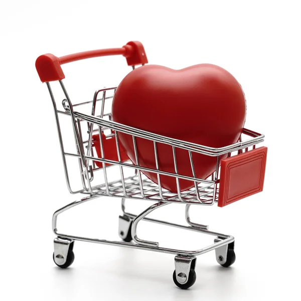 kalp Studio'da izole alışveriş sepeti satış üzerinde beyaz arka plan atış içinde pazarlama ve finans, web için nesne tasarımları.