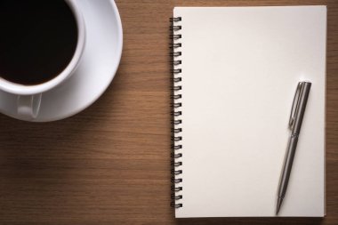 Ofis masaları ile akıllı telefon ve dijital tablet ve grafik mali iş belgeleri ile sosyal ağ diyagramı ve bilgisayar laptop ahşap masa