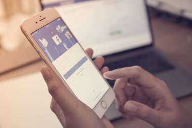 Bangkok, Tayland - 18 Haziran 2018: sosyal medya app iphone cep telefonu mavi ekran arka plan teknoloji iş smartphone dijital iletişim facebook ve internet içerik