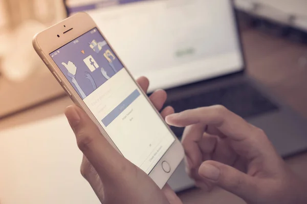 Bangkok, Tayland - 18 Haziran 2018: sosyal medya app iphone cep telefonu mavi ekran arka plan teknoloji iş smartphone dijital iletişim facebook ve internet içerik