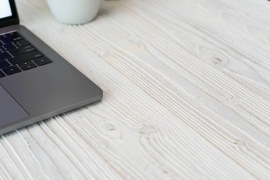 Bir klavye ile bir telefon ve bilgisayar dizüstü bilgisayar teknoloji portre resmi