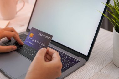 Kadın el laptop ve smartphone üzerinde alışveriş online ve ahşap Resepsiyon iş kahve, küçük bir ağaç ile çalışma.