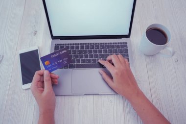 Üstten görünüm dizüstü bilgisayar iş kahve ile yazarak ahşap Resepsiyon kadın el ile online alışveriş