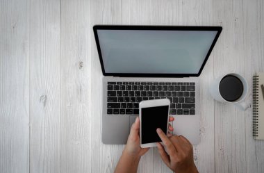 bilgisayar iş kahve ile yazarak ahşap Resepsiyon kadın el üstünde Laptop