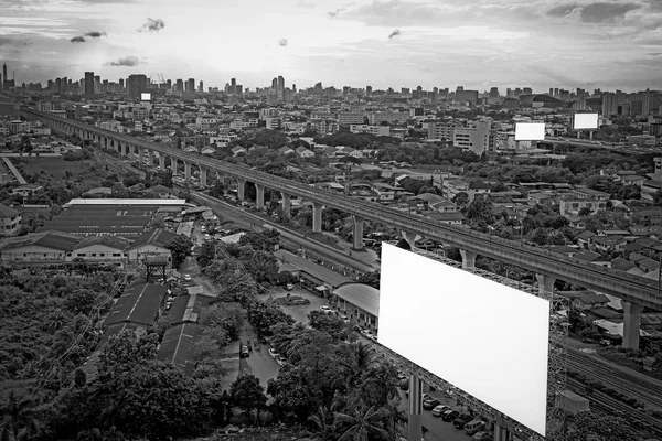 多くの看板に黒と白都市景観と鉄道輸送 — ストック写真