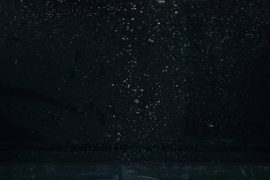 siyah arka planlar üzerinde su su balonu