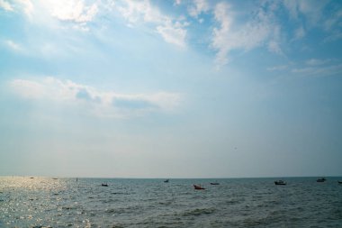 deniz ve hava bulutlar ile açık mavi gökyüzü arka plan güneşli parlar sunny yaz saati