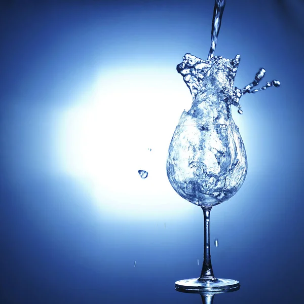 Cam ile içine su dökme sıçrayan