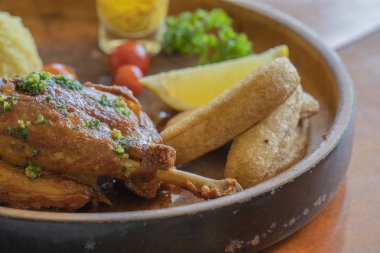 Izgara tavuk eti kızarmış pilav, kızarmış muz, narenciye ve sarı ekşi sıcak ve baharatlar ile öğle yemeği için hizmet