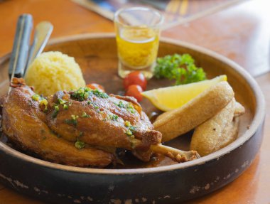 Izgara tavuk eti kızarmış pilav, kızarmış muz, narenciye ve sarı ekşi sıcak ve baharatlar ile öğle yemeği için hizmet