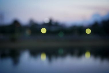 Koyu mavi siyah renk bokeh gökyüzü ve bulut ile gece şehir bulanık ışıklar soyut.