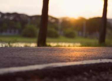 Günbatımı hareket ile boş yol blur yürümeye çalışan ve her gün Bisiklete binme için.