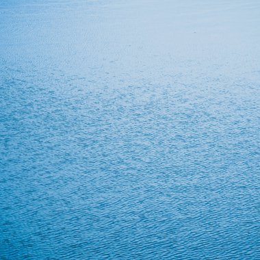Arka plan veya doku için Özet mavi su deniz. Su deniz ve okyanus dalgası bulanıklık ışık.