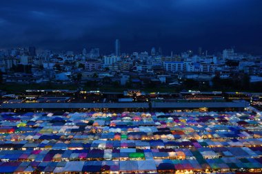 Asya bangkok, şehir geceleri hafif renkli şehir markette. Koyu mavi siyah renk.
