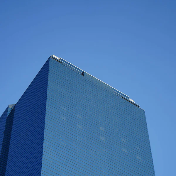 Nízký Úhel Pohledu Mrakodrapů Obchodní Kancelář Modrou Oblohu Firemní Budovy — Stock fotografie