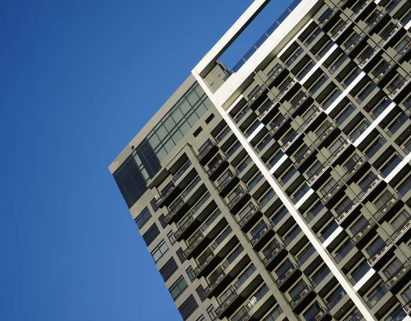 低角度的摩天大楼商务办公室与蓝天 企业大厦在城市 — 图库照片