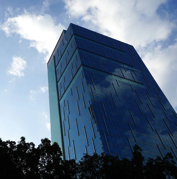 低角度的摩天大楼商务办公室与蓝天 企业大厦在城市 — 图库照片