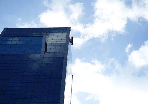 Niederwinkelblick Auf Wolkenkratzer Geschäftsbüro Mit Blauem Himmel Firmengebäude Der Stadt — Stockfoto