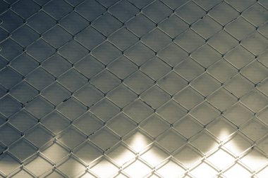 Çelik metal üzerinde izole renk arka plan yaratıcı soyut gölgeler zincir bağlantı çit tel kafes. Sanat tasarım geçit yaptı. Hapishane bariyer, özelliği güvenli. Soyut kavram grafik öğesi