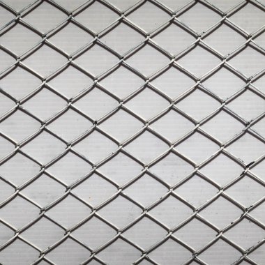 Çelik metal üzerinde izole renk arka plan yaratıcı soyut gölgeler zincir bağlantı çit tel kafes. Sanat tasarım geçit yaptı. Hapishane bariyer, özelliği güvenli. Soyut kavram grafik öğesi