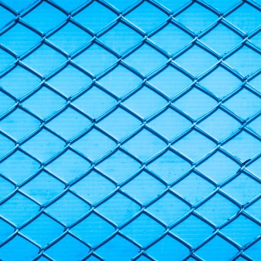 Çelik metal üzerinde izole renk arka plan yaratıcı soyut gölgeler zincir bağlantı çit tel kafes. Sanat tasarım geçit yaptı. Hapishane bariyer, özelliği güvenli. Soyut kavram grafik öğesi