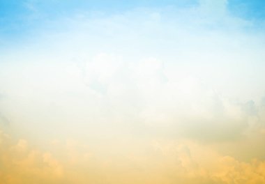 Mavi gökyüzünde bulutlar hava.